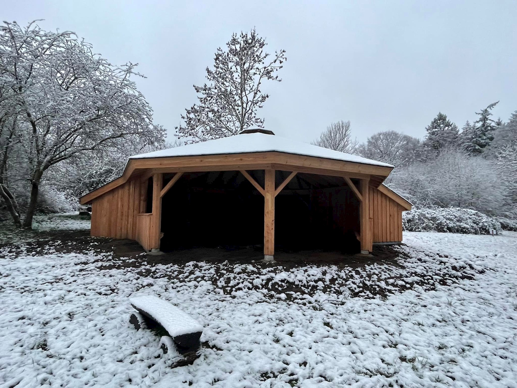 Den nyopførte bålhytte dækket i sne den 24. december 2021. Foto: Joan Jakobsen.
